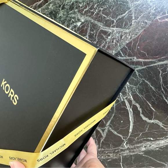 Michael Kors gift box - Picture 8 of 9